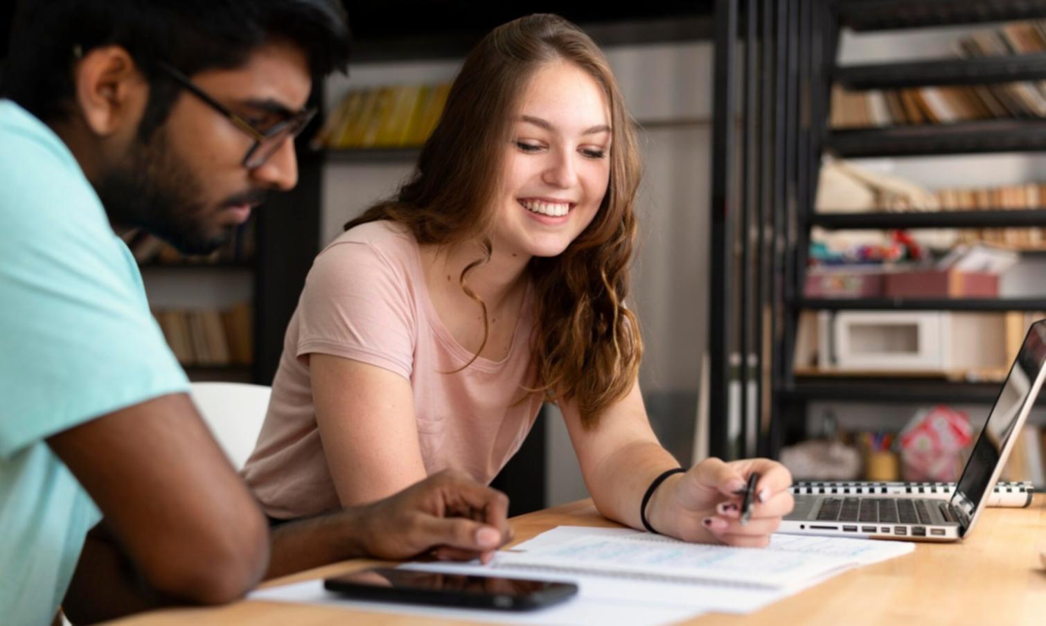 Organisation financière avec cahiers et calculatrice pour gestion budgétaire