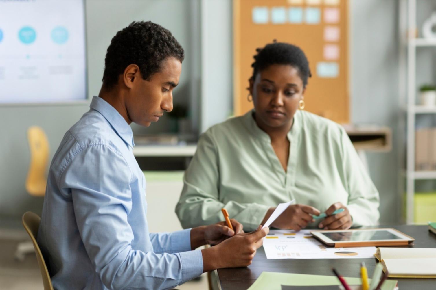 Équipe travaillant sur des solutions budgétaires personnalisées